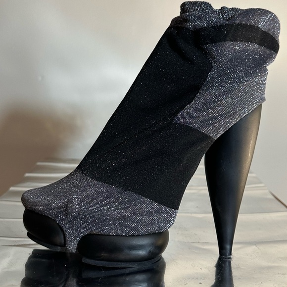 🚨3 DAY SALE 25% OFF‼️
Balenciaga Spring 2009 Boots – A Rare Ghesquiere Design! - Picture 3 of 12